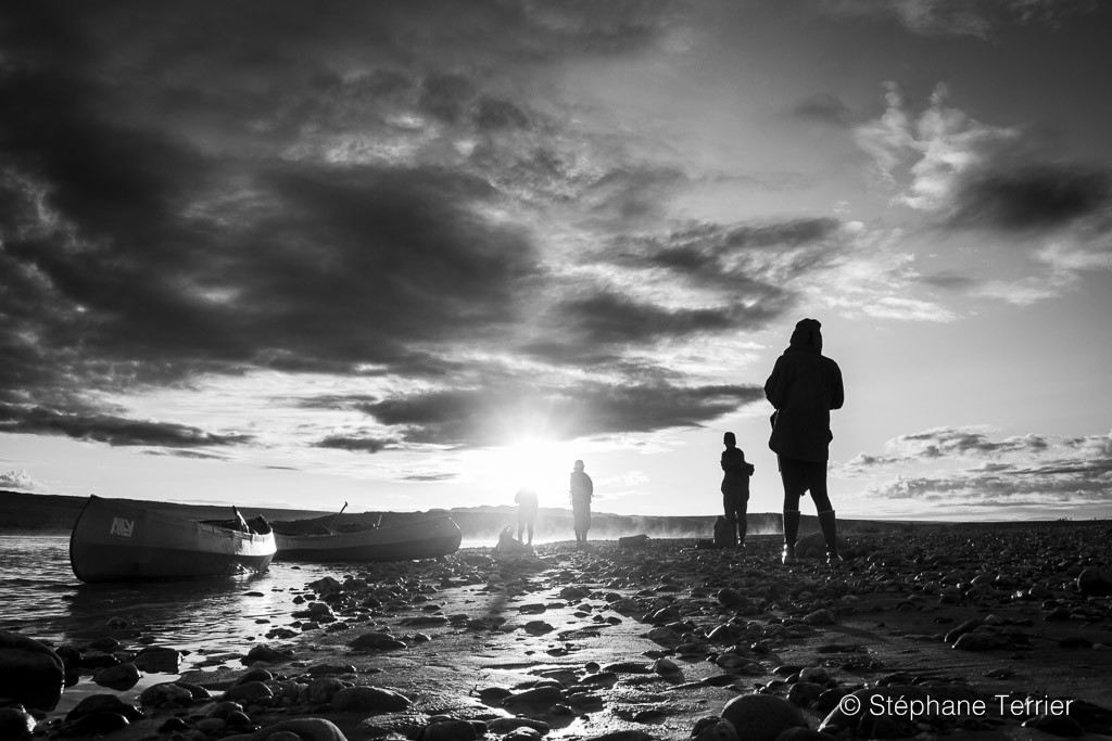 Loading the canoes. Stéphane Terrier photo.